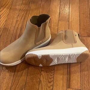 Bogs Tan Women's Chelsea Boots